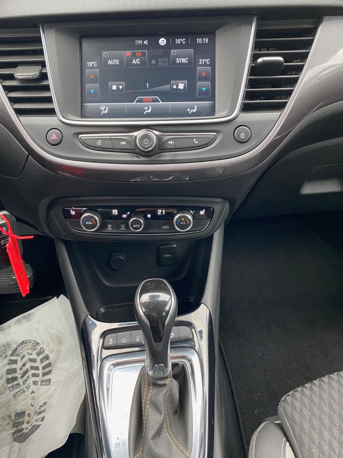 Grå Opel Crossland X fra 2018