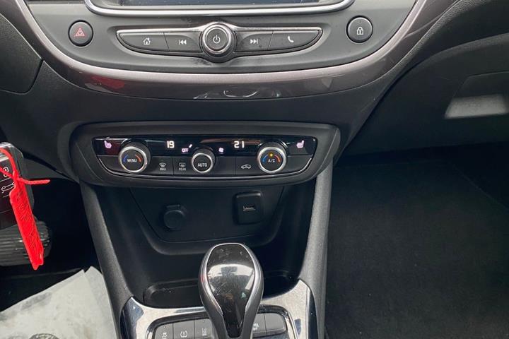 Grå Opel Crossland X fra 2018