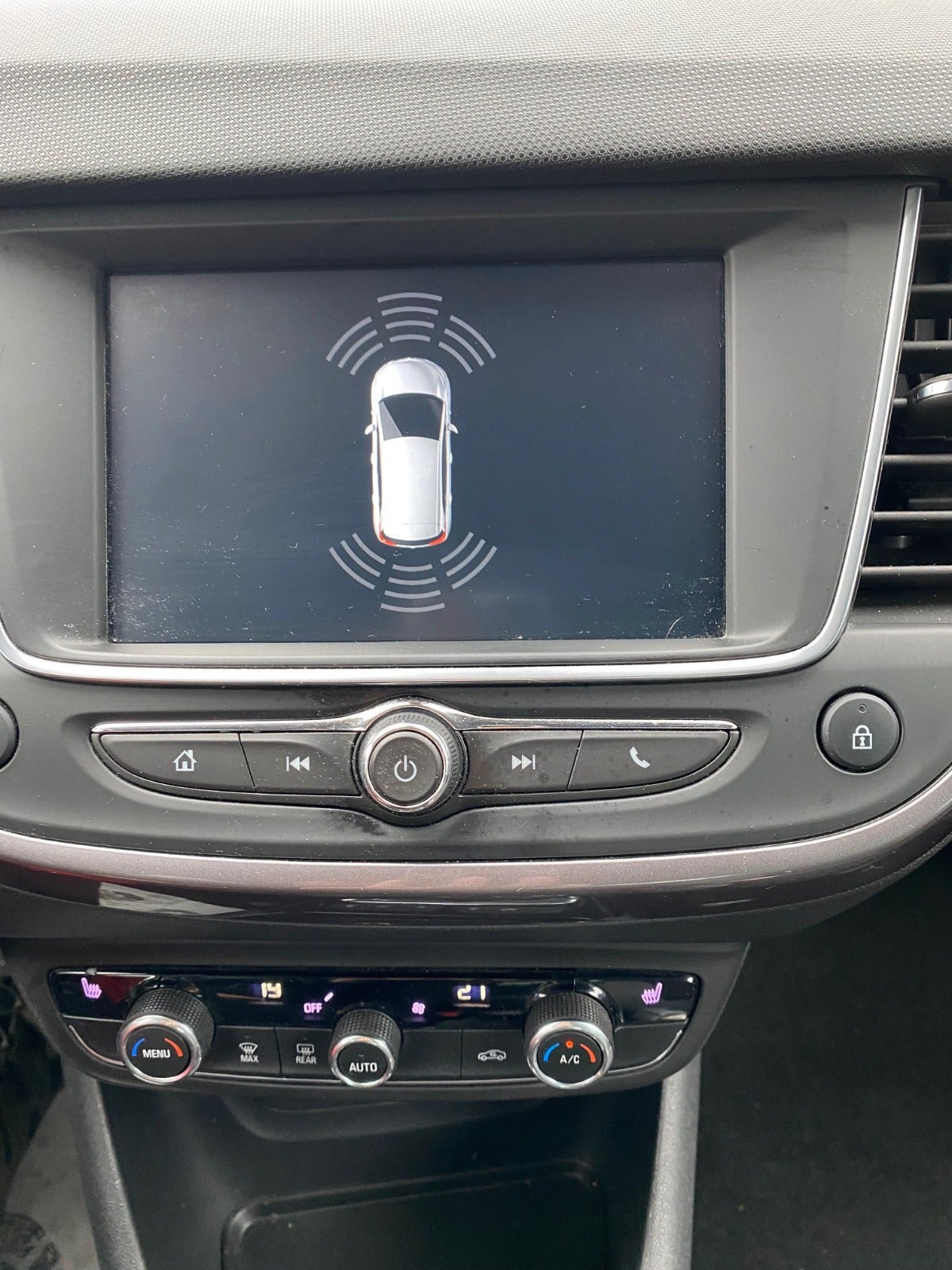 Grå Opel Crossland X fra 2018