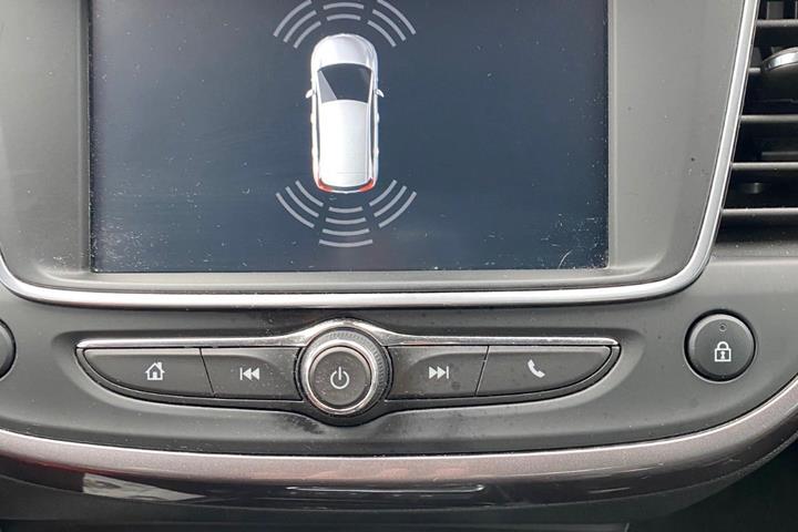 Grå Opel Crossland X fra 2018