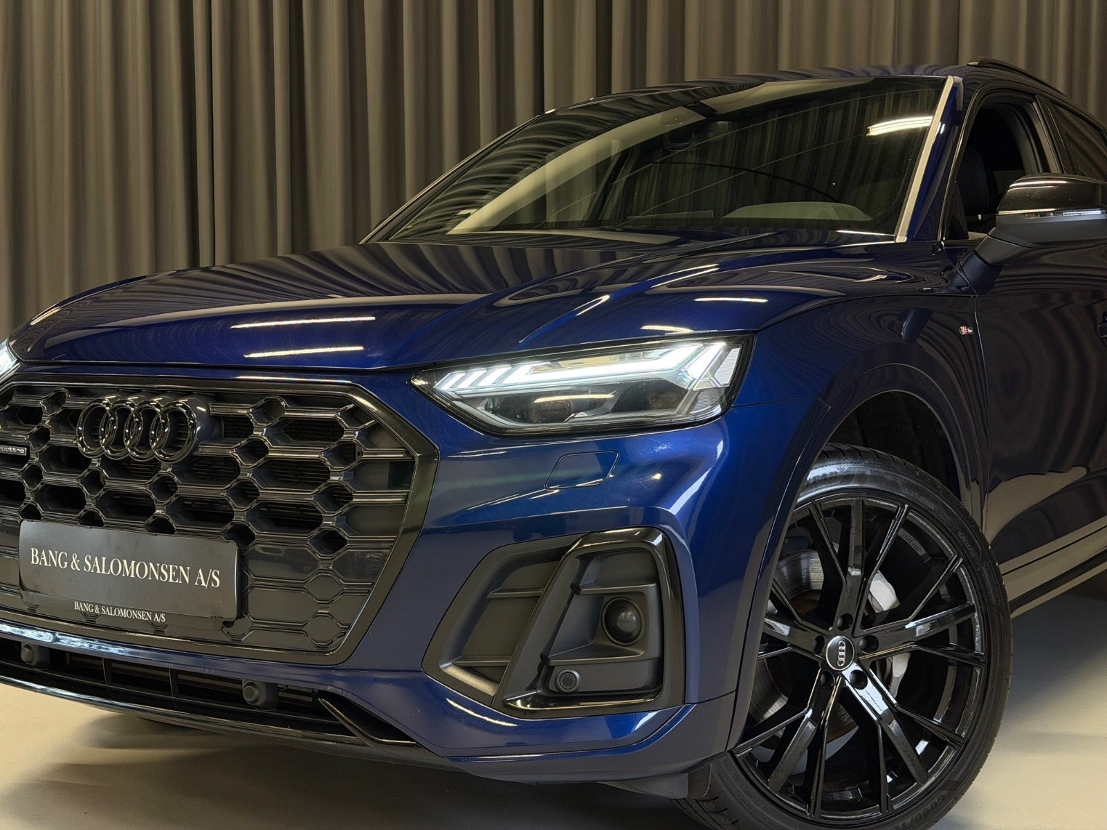 Blå Audi Q5 fra 2022