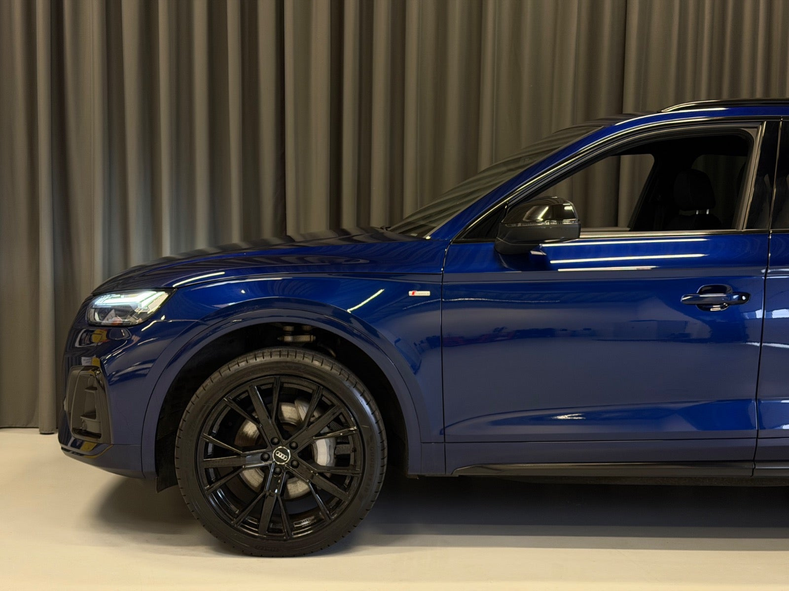 Blå Audi Q5 fra 2022