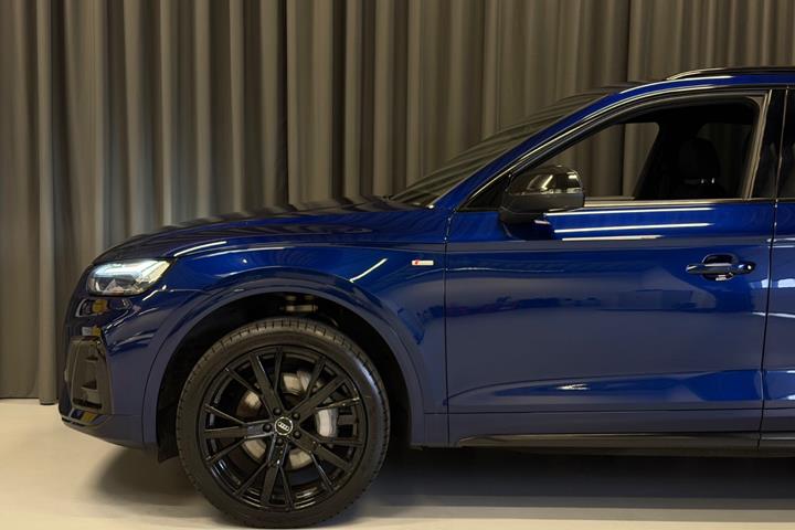 Blå Audi Q5 fra 2022