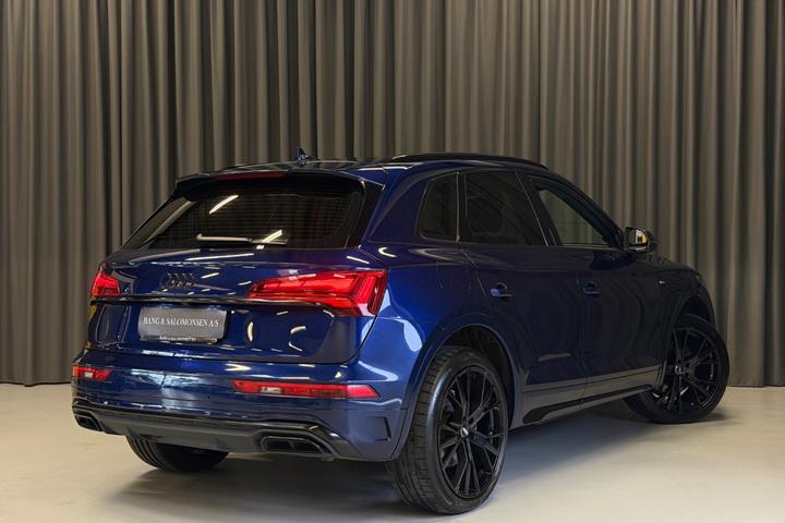Blå Audi Q5 fra 2022