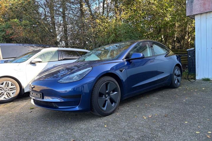 Blå Tesla Model 3 fra 2022