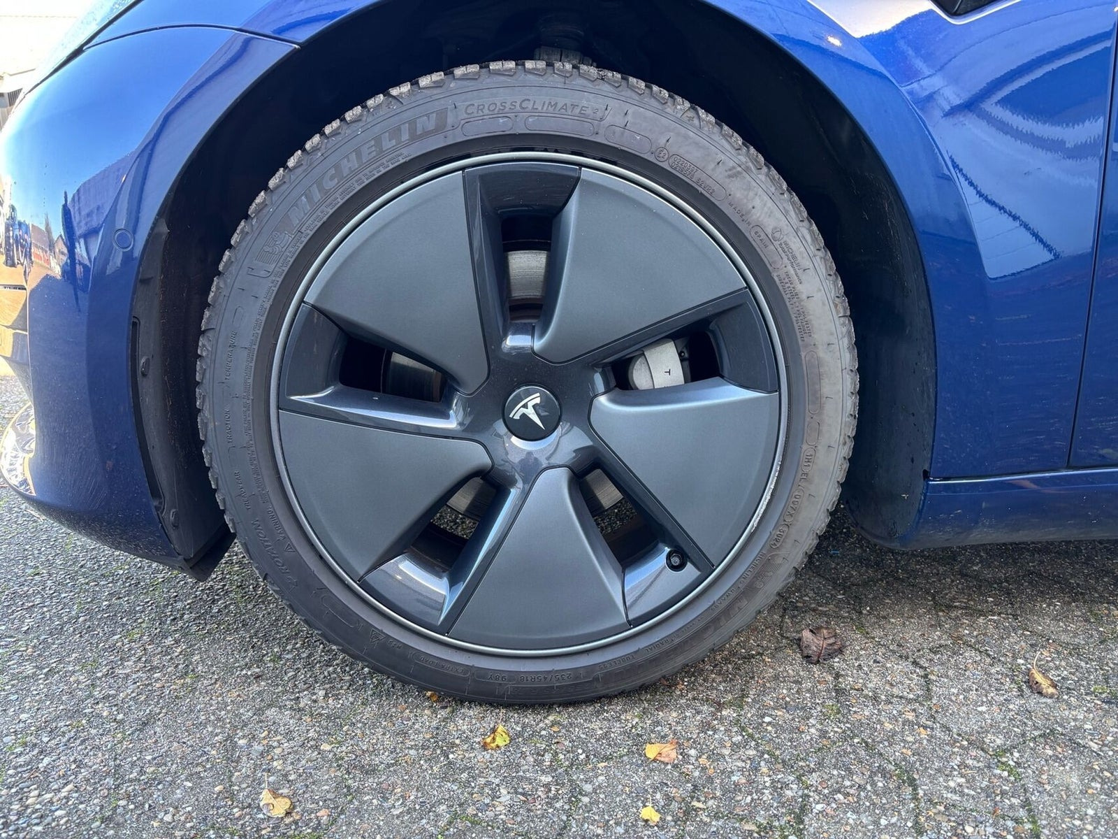 Blå Tesla Model 3 fra 2022