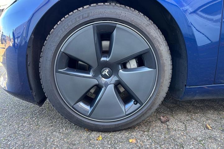 Blå Tesla Model 3 fra 2022