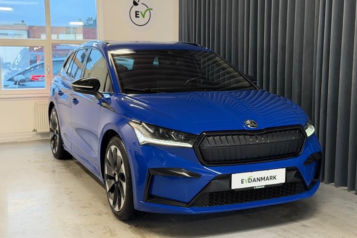 Blå Skoda Enyaq fra 2022 set udefra