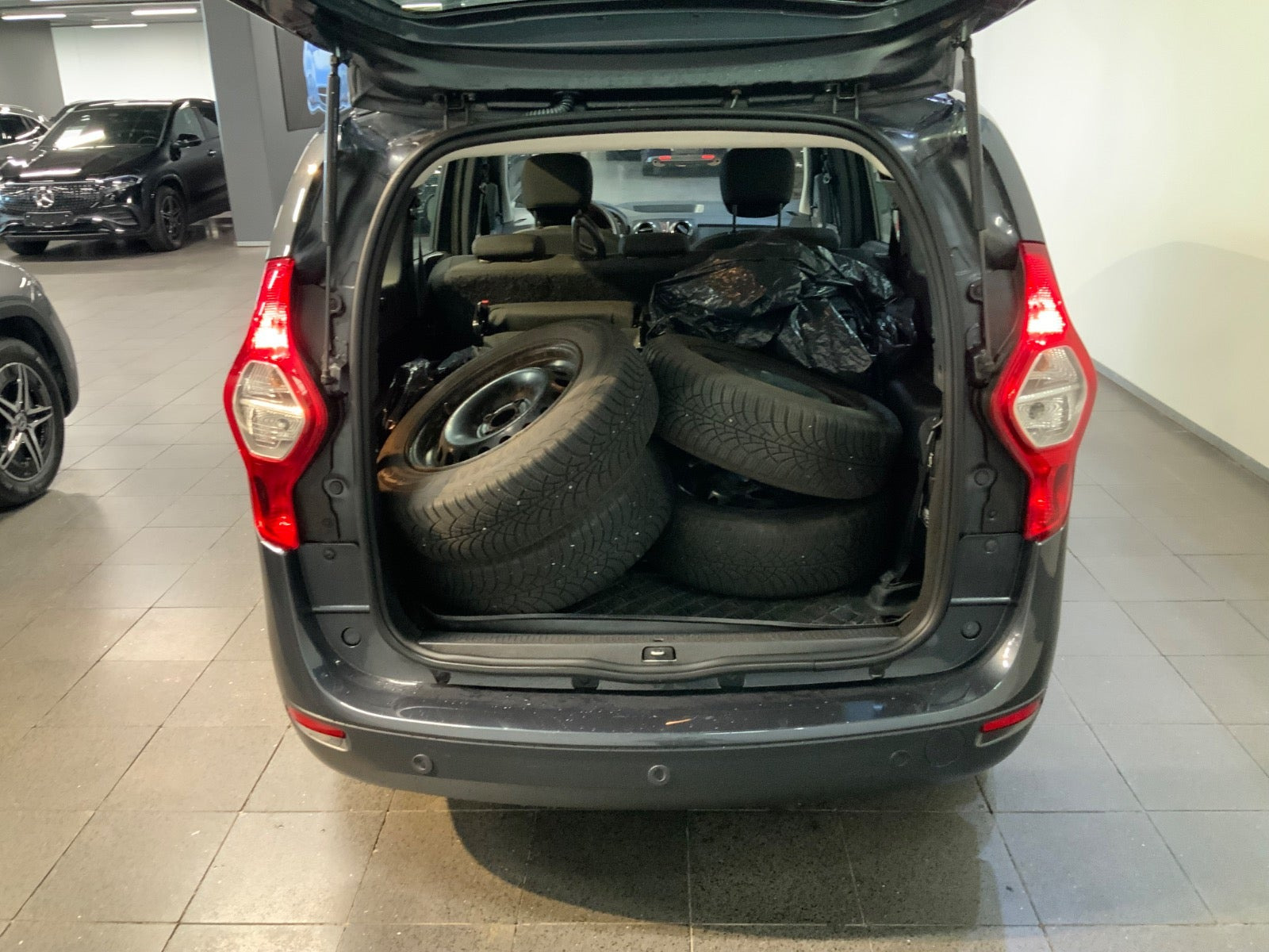 Grå Dacia Lodgy fra 2021