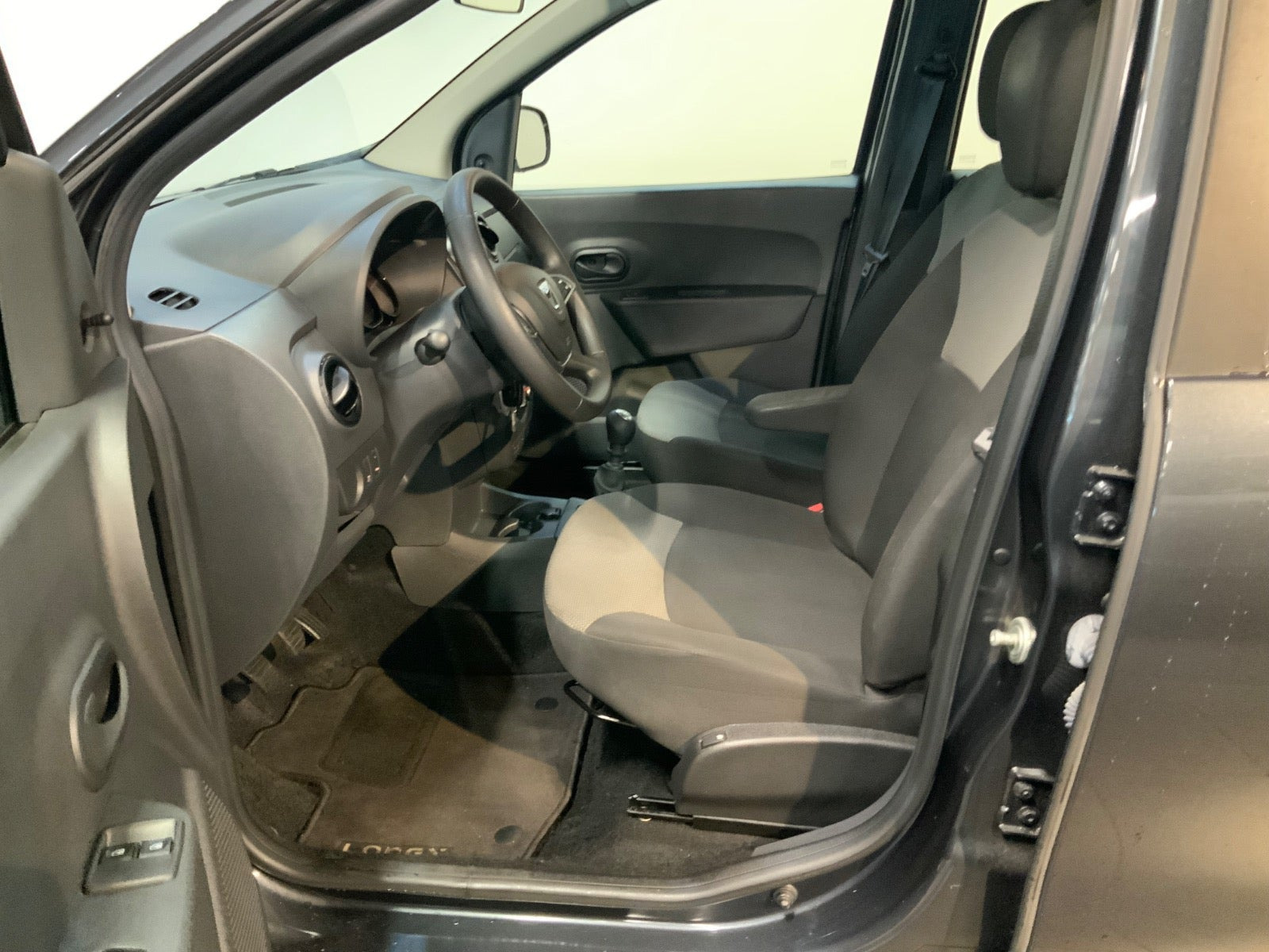 Grå Dacia Lodgy fra 2021