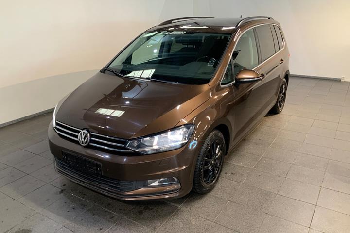 Brun VW Touran fra 2017 set udefra