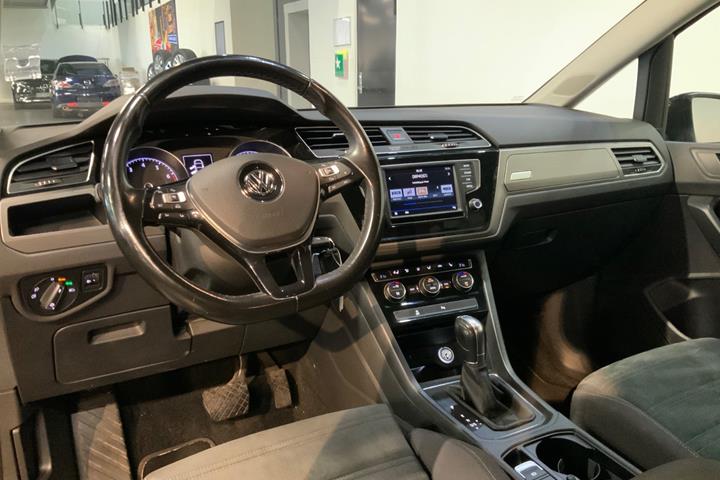 Brun VW Touran fra 2017
