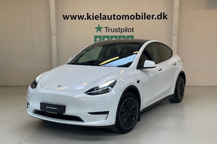 Hvid Tesla Model Y fra 2024