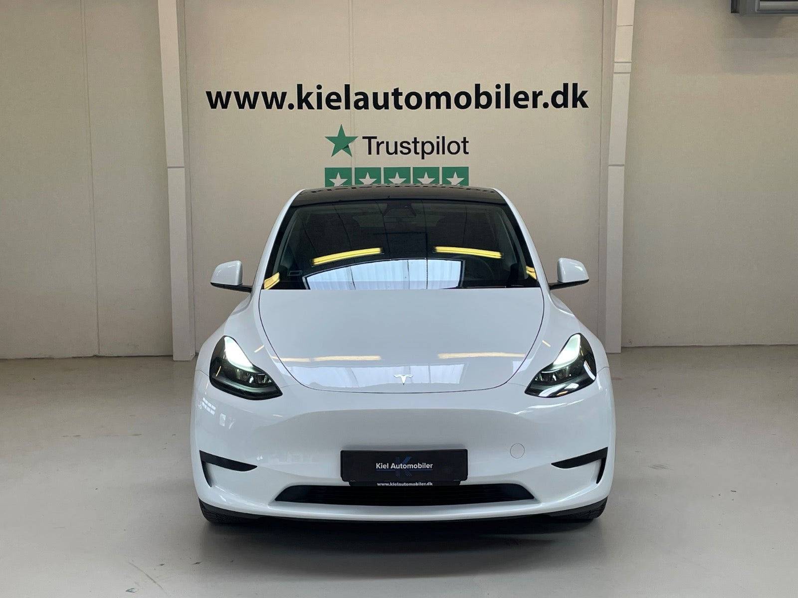 Hvid Tesla Model Y fra 2024