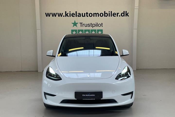 Hvid Tesla Model Y fra 2024