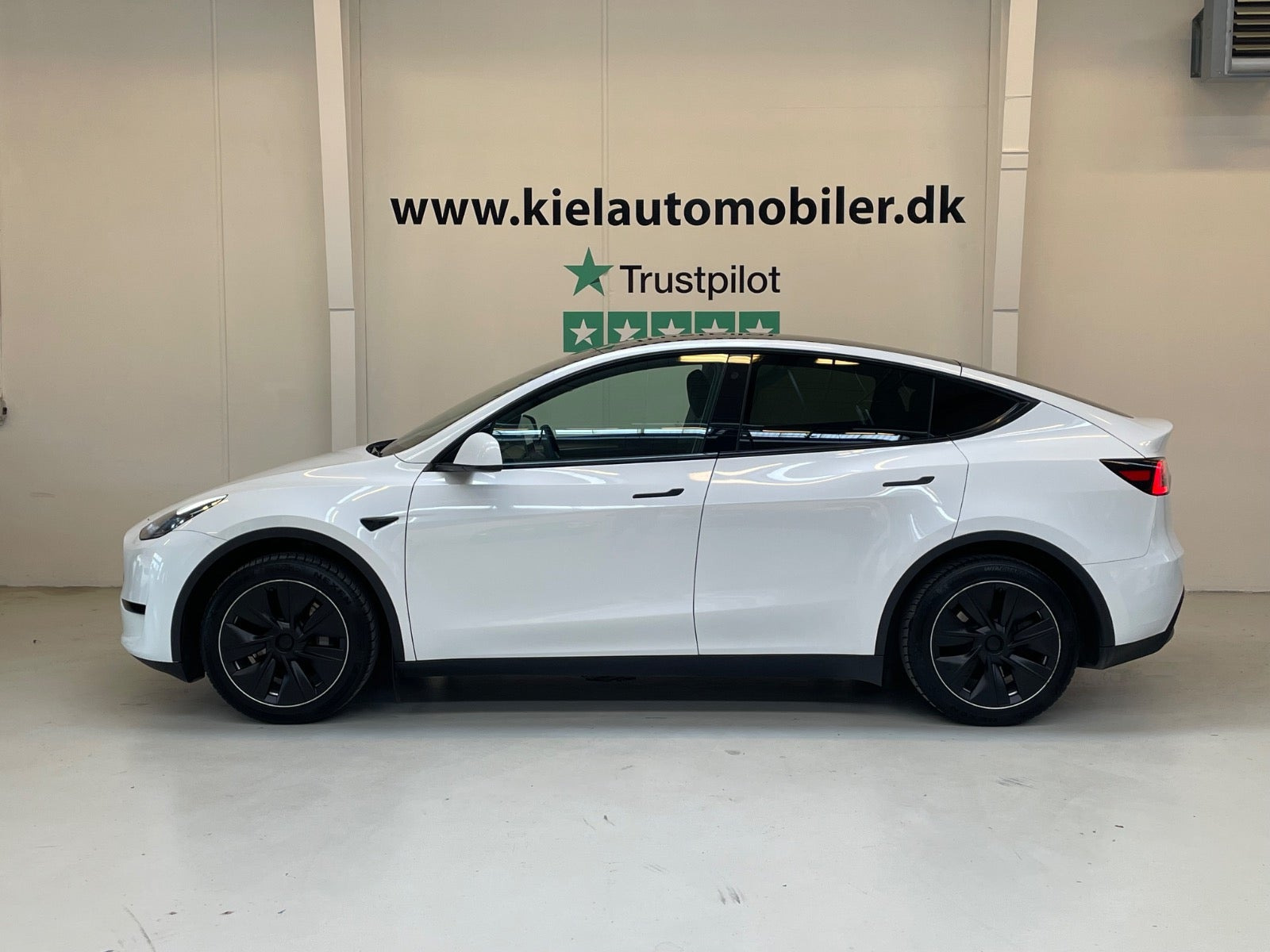 Hvid Tesla Model Y fra 2024