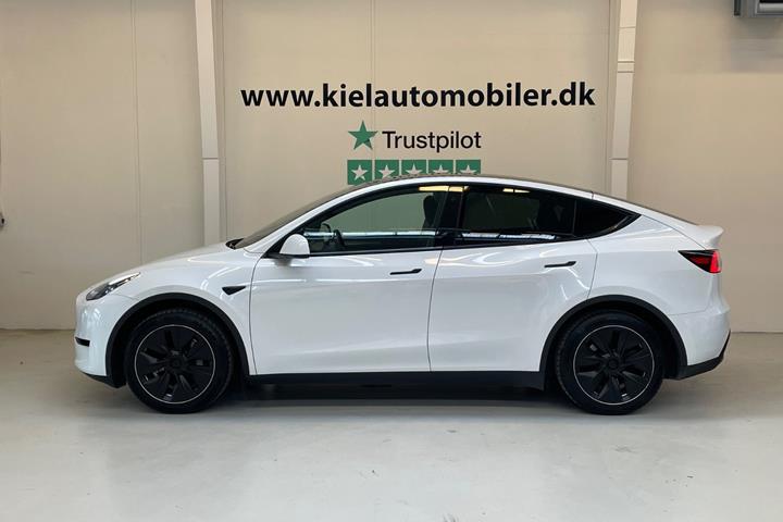 Hvid Tesla Model Y fra 2024