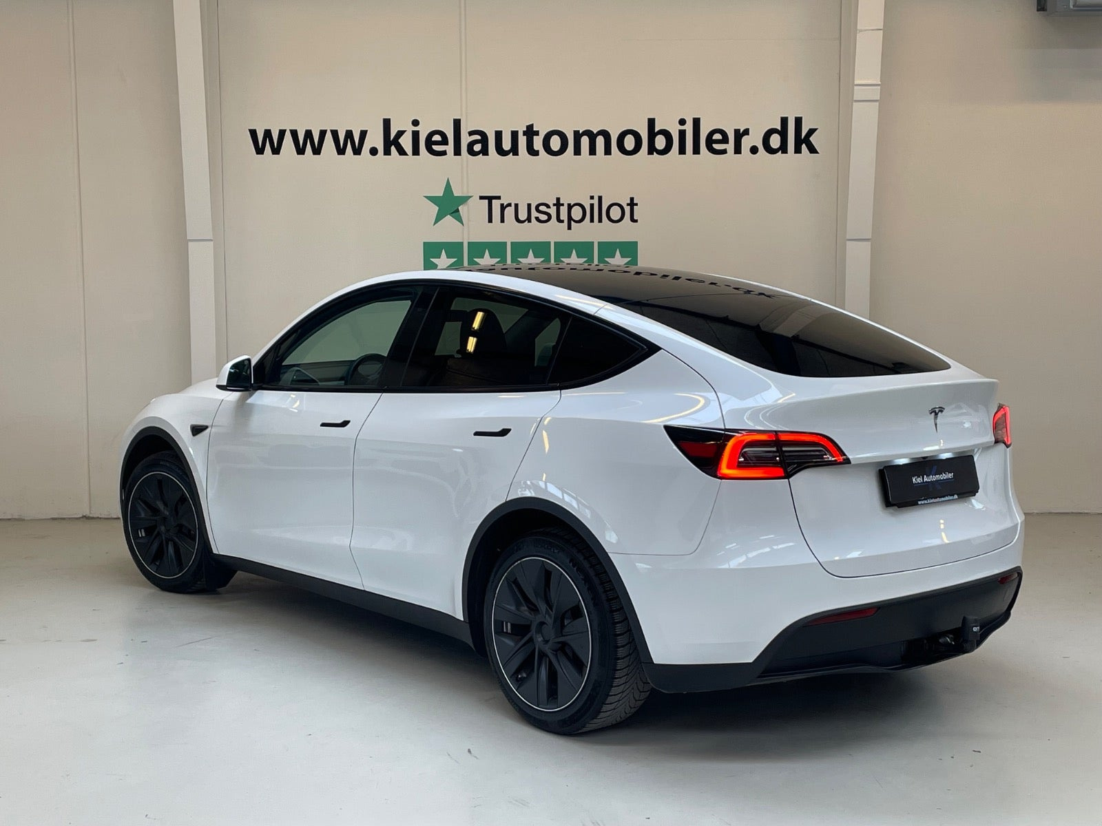 Hvid Tesla Model Y fra 2024