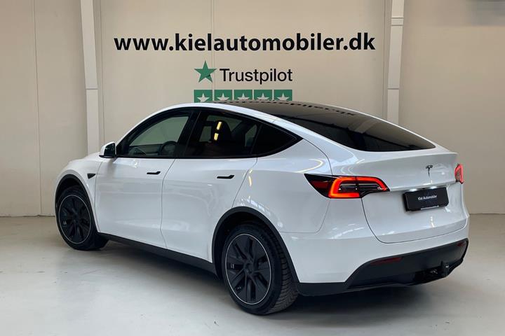 Hvid Tesla Model Y fra 2024