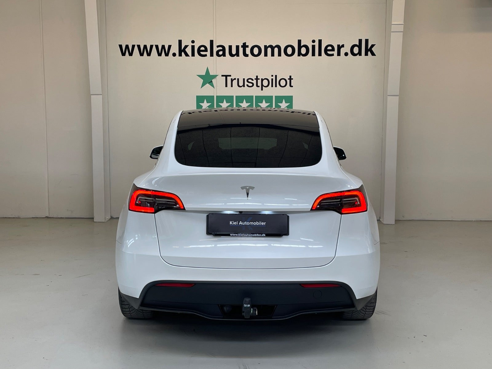 Hvid Tesla Model Y fra 2024