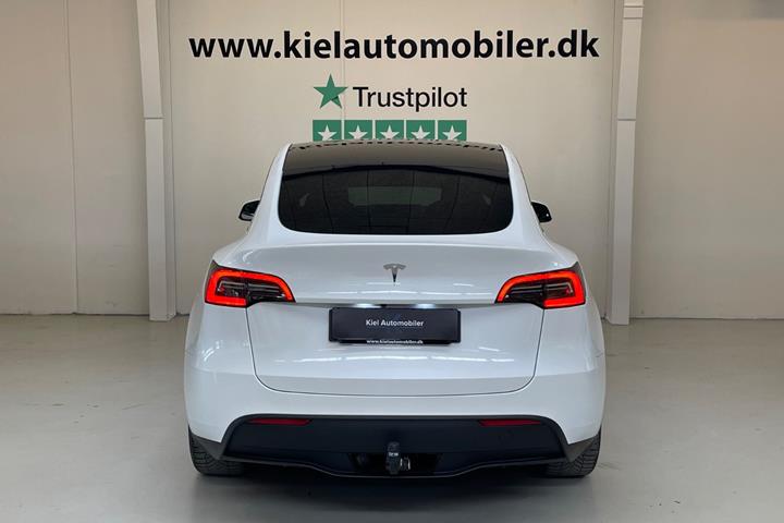 Hvid Tesla Model Y fra 2024