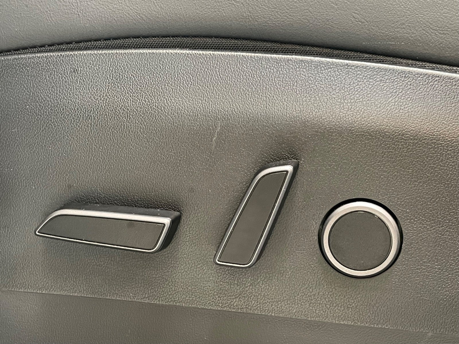 Hvid Tesla Model Y fra 2024
