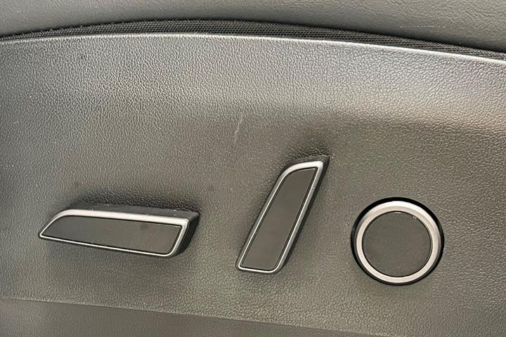 Hvid Tesla Model Y fra 2024