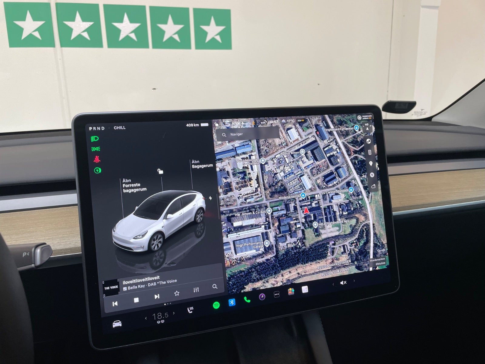 Hvid Tesla Model Y fra 2024
