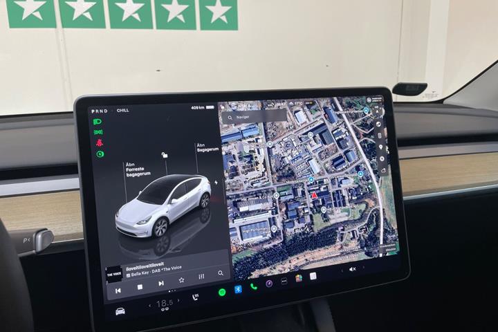 Hvid Tesla Model Y fra 2024