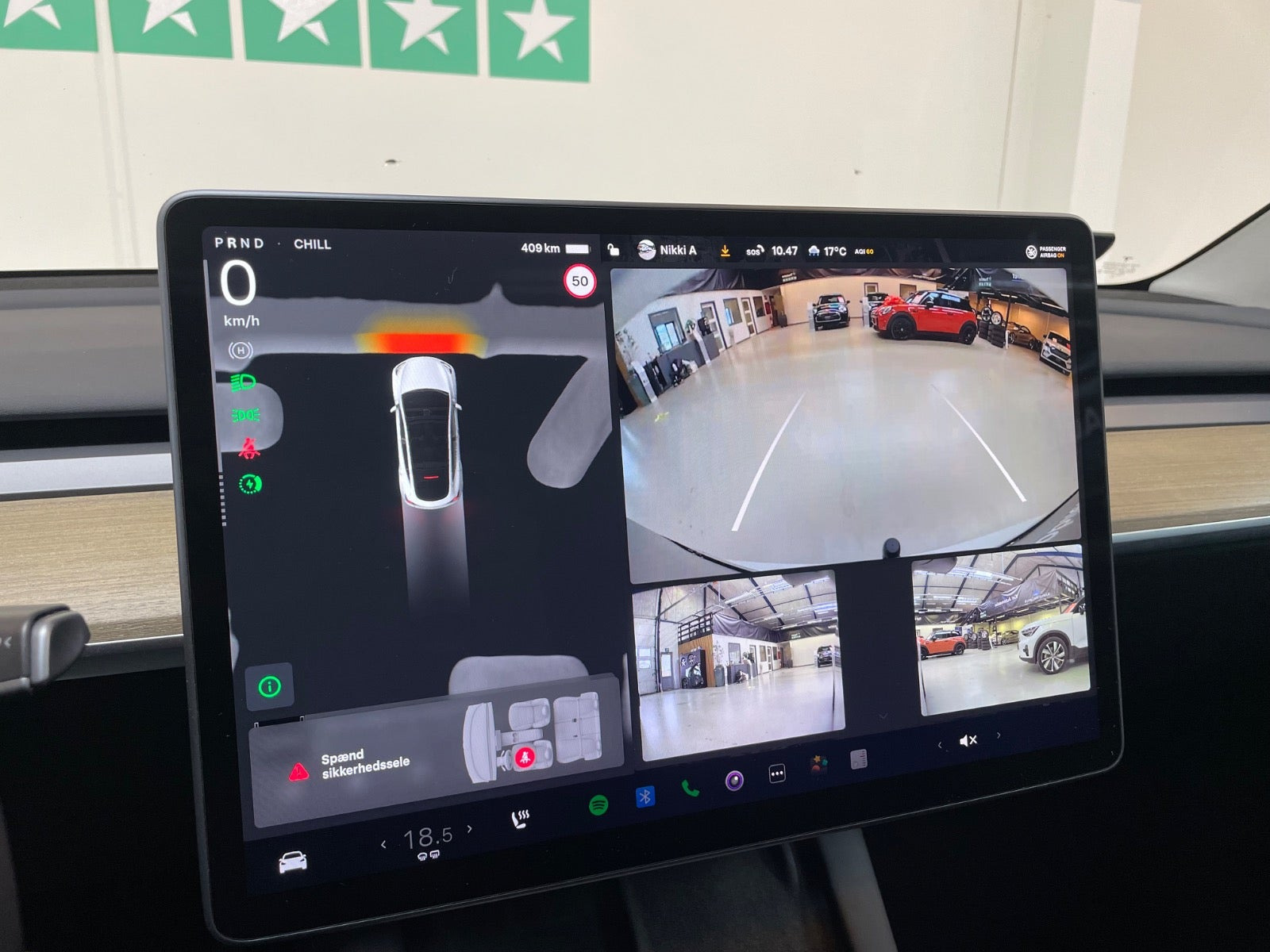 Hvid Tesla Model Y fra 2024