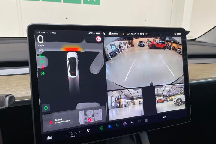 Hvid Tesla Model Y fra 2024