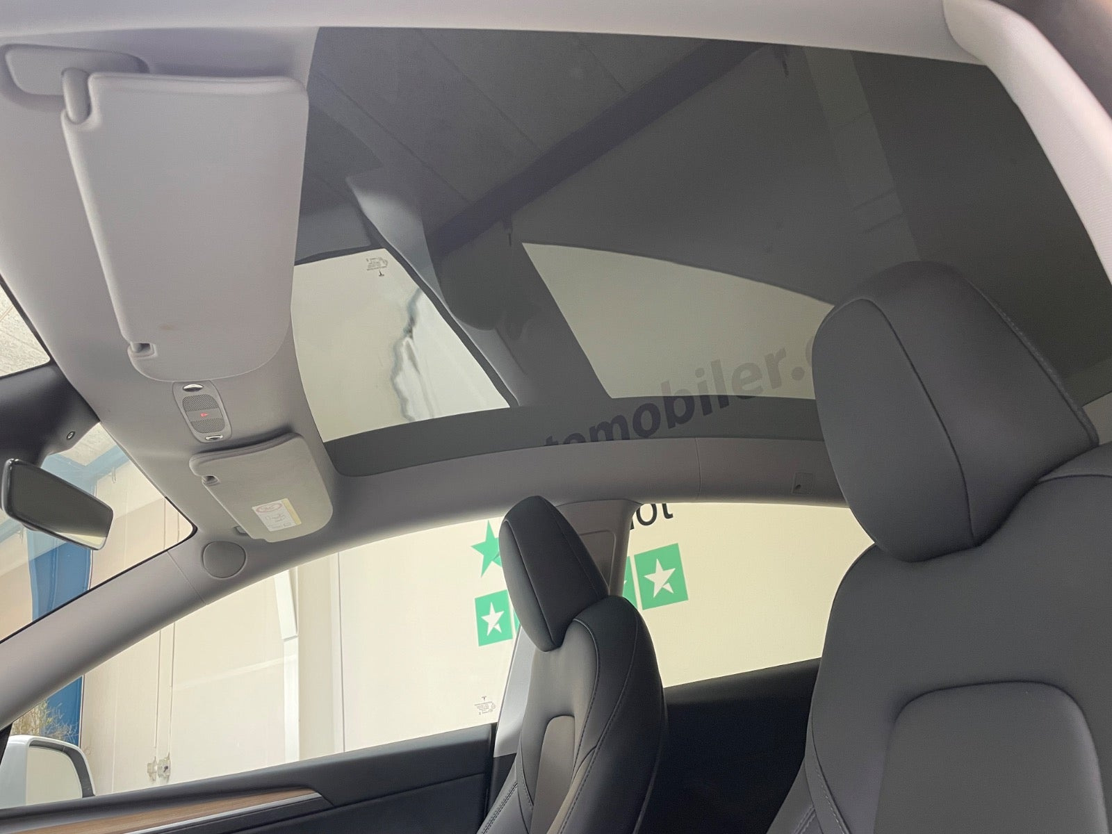 Hvid Tesla Model Y fra 2024