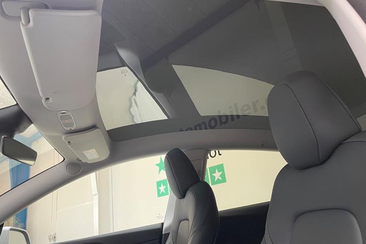 Hvid Tesla Model Y fra 2024
