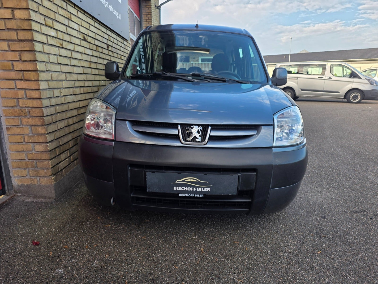 Grå Peugeot Partner fra 2006