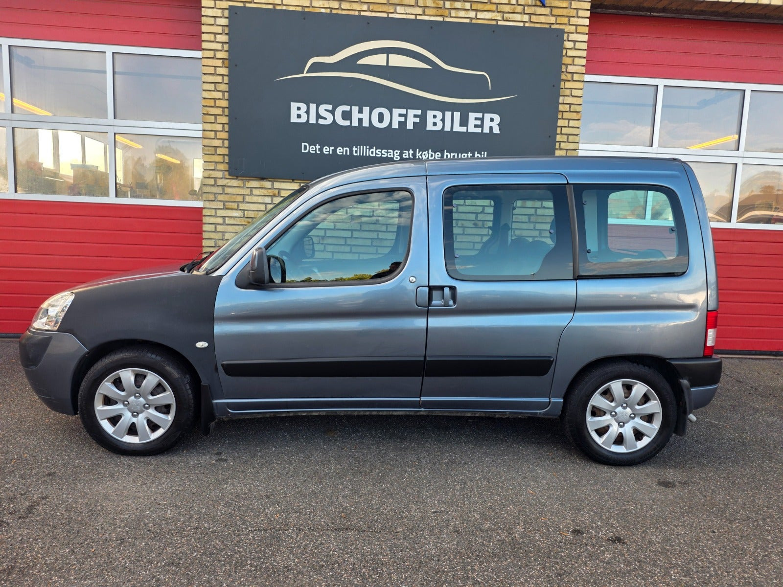 Grå Peugeot Partner fra 2006