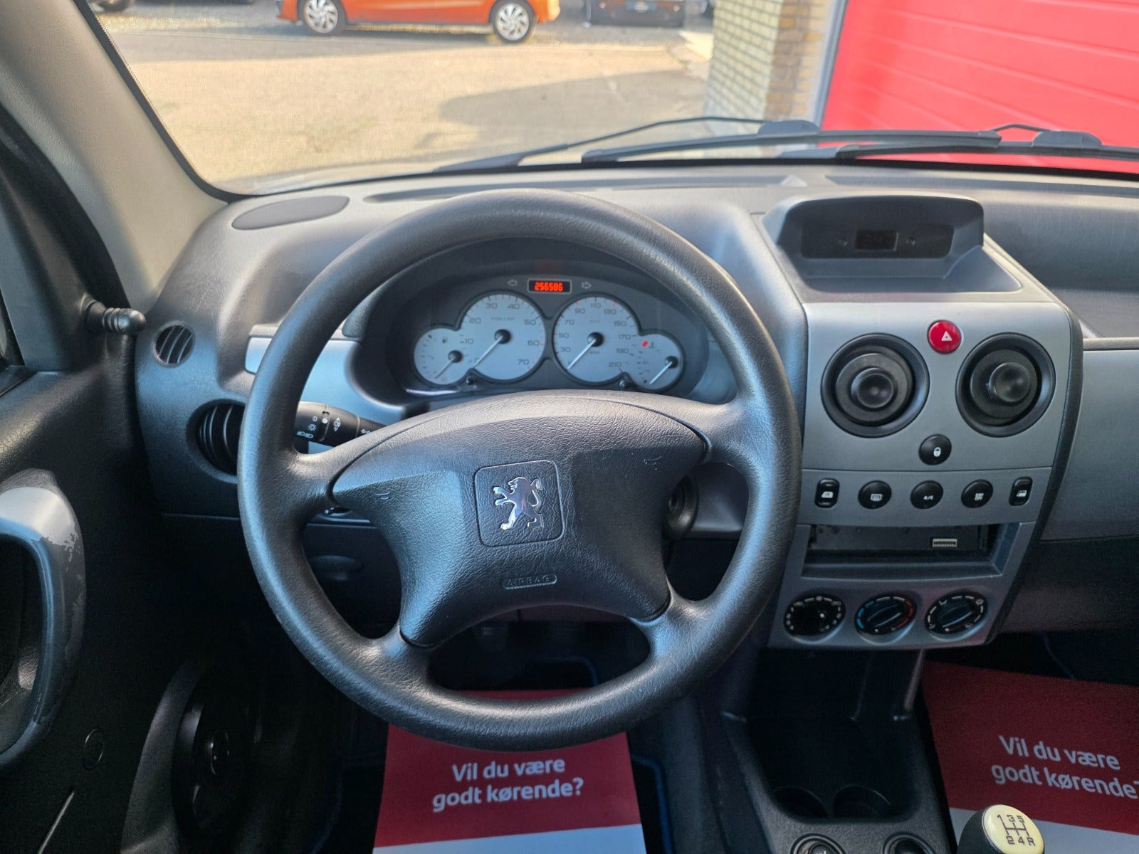 Grå Peugeot Partner fra 2006