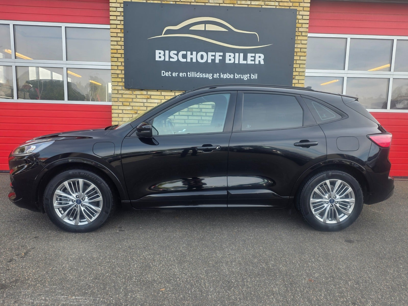 Sort Ford Kuga fra 2020