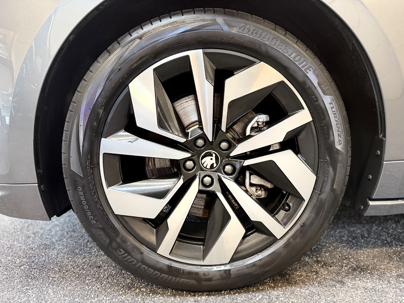 Grå Skoda Enyaq fra 2026