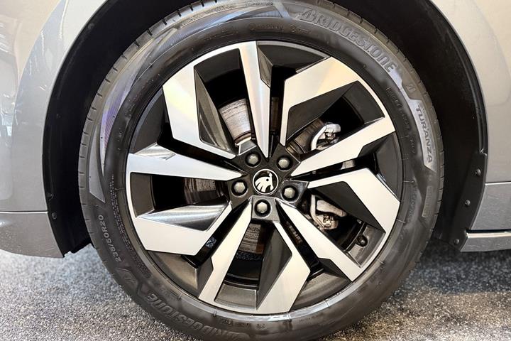 Grå Skoda Enyaq fra 2026
