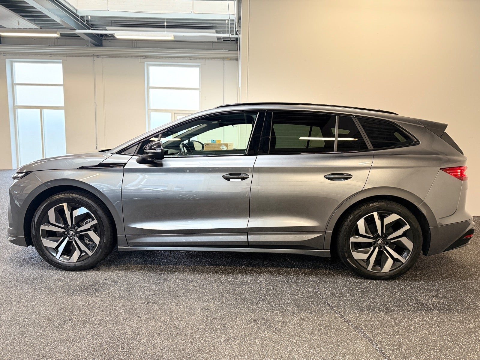 Grå Skoda Enyaq fra 2026