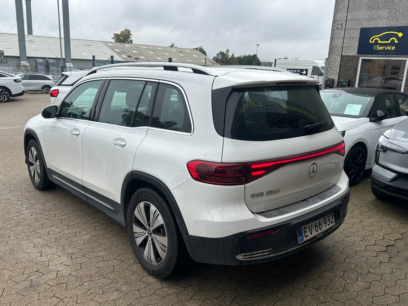 Hvid Mercedes EQB250+ fra 2025