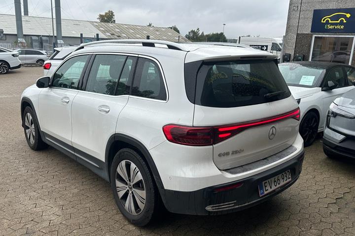 Hvid Mercedes EQB250+ fra 2025
