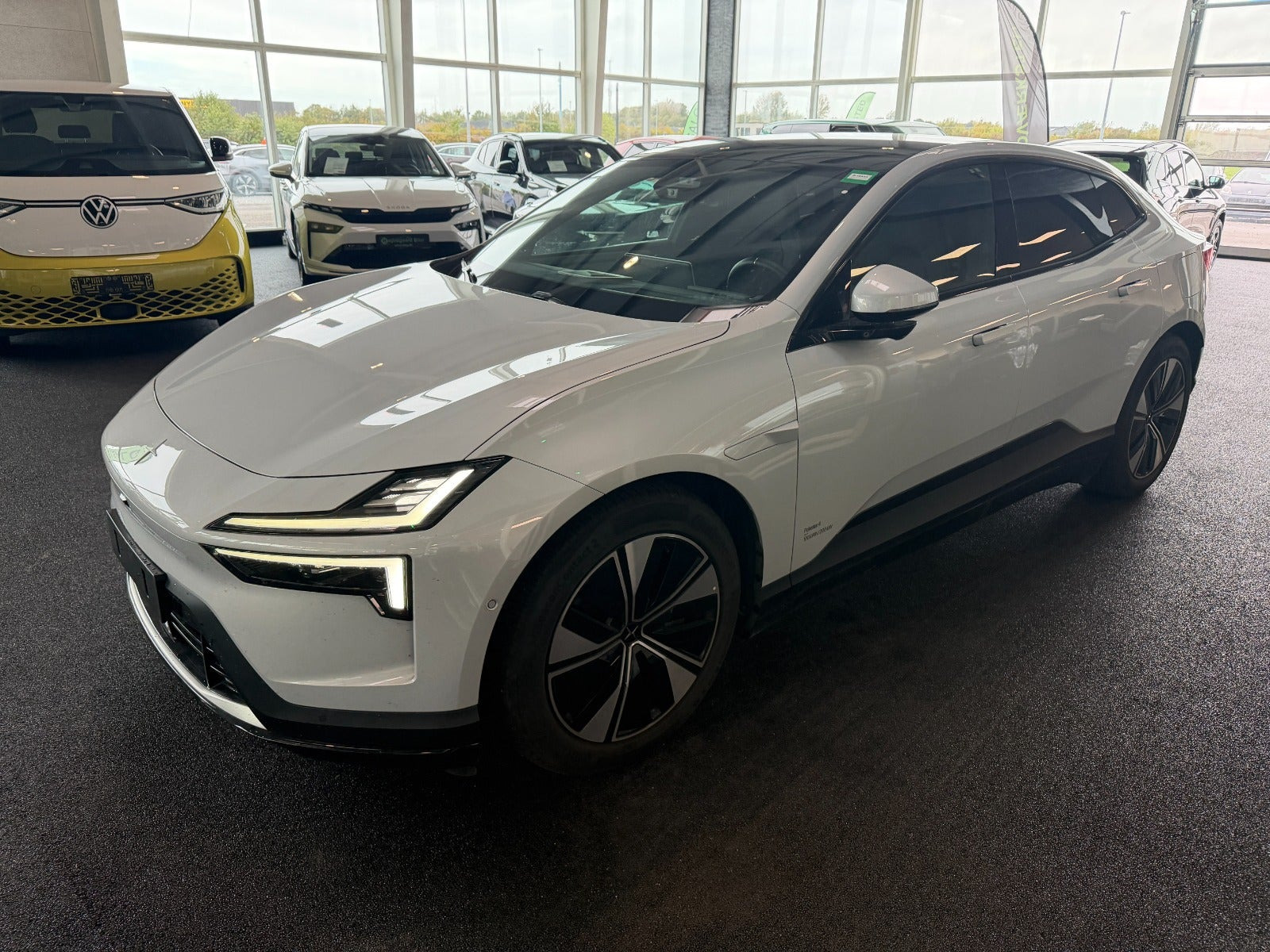 Grå Polestar 4 fra 2026