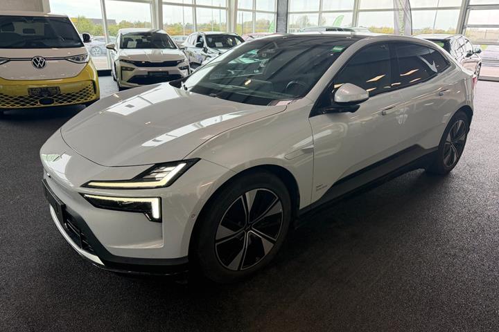 Grå Polestar 4 fra 2026