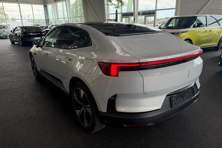 Grå Polestar 4 fra 2026