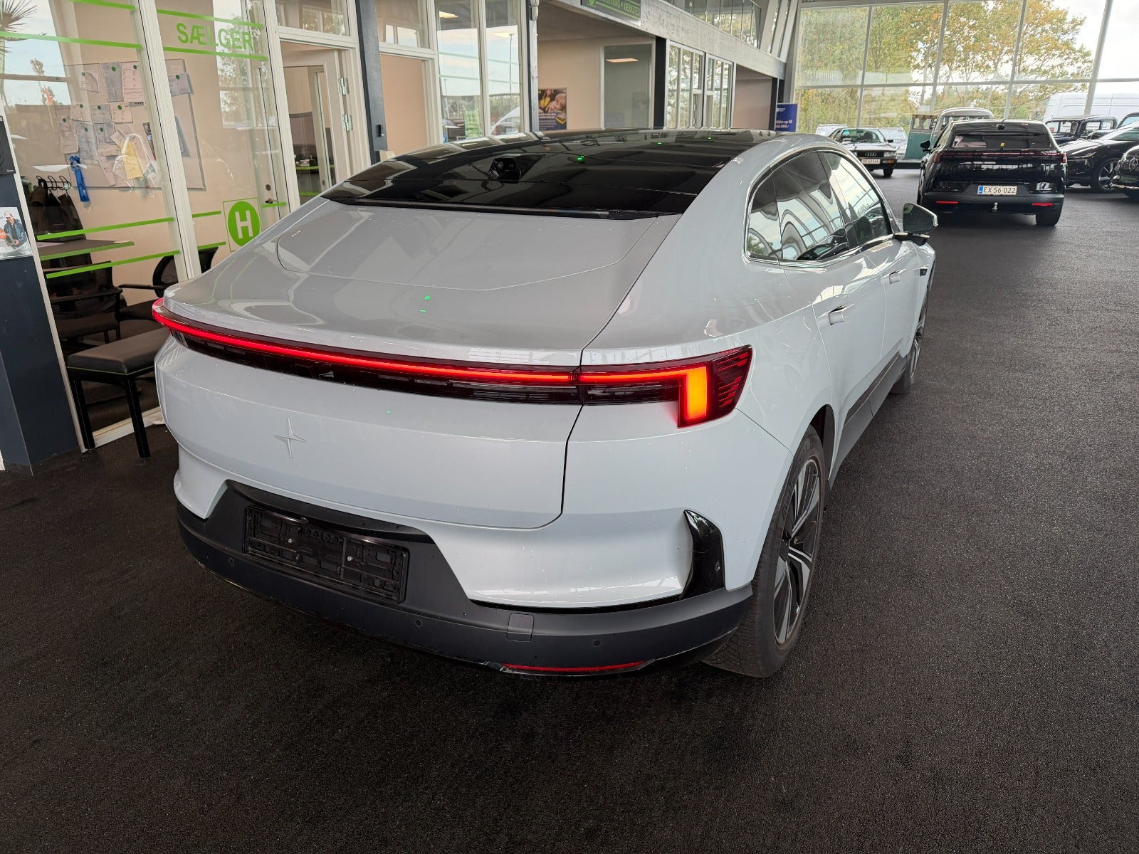 Grå Polestar 4 fra 2026
