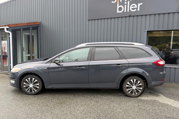 Grå Ford Mondeo fra 2010