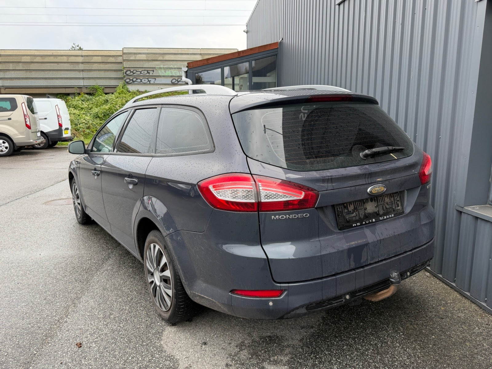 Grå Ford Mondeo fra 2010
