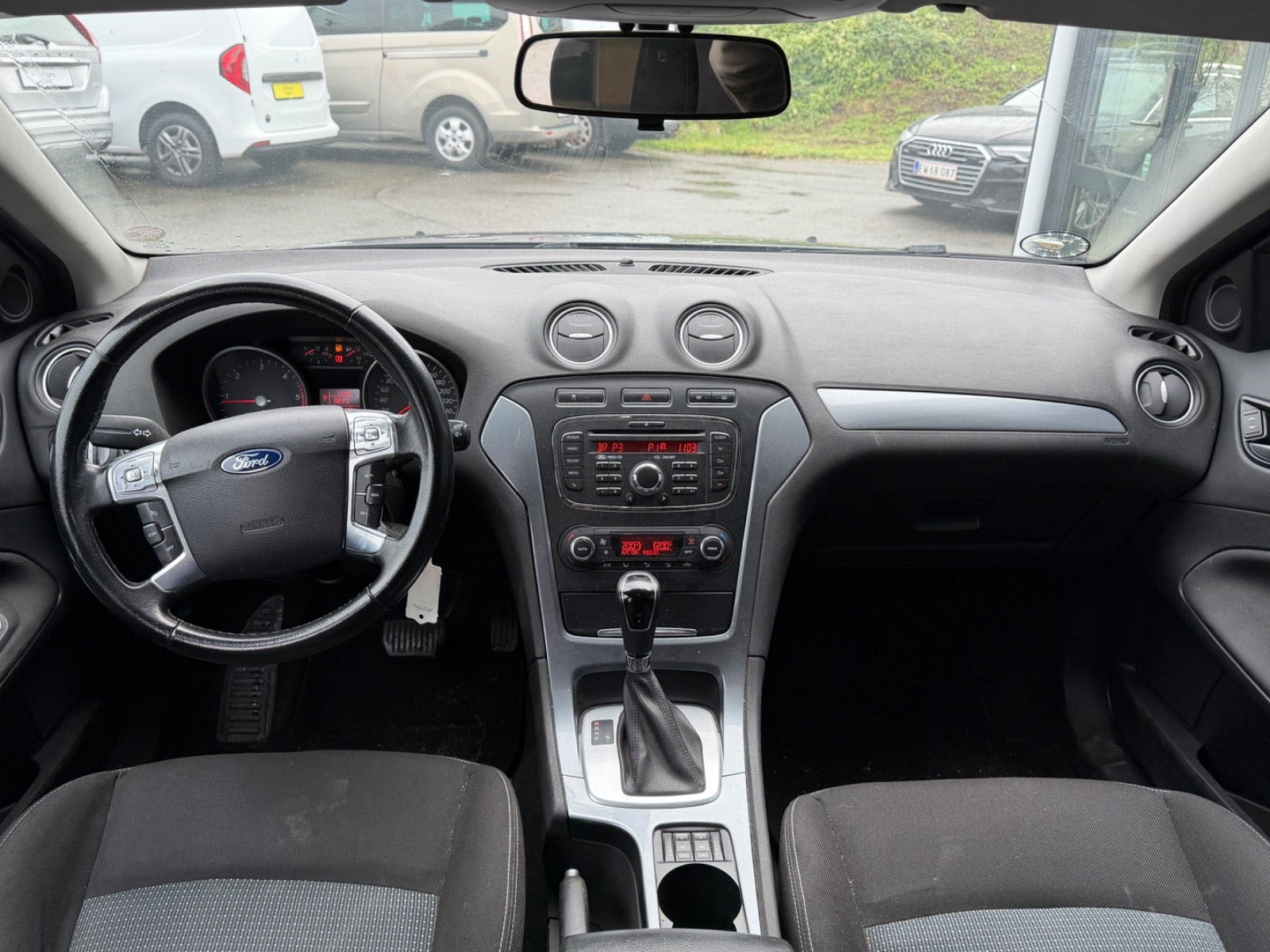 Grå Ford Mondeo fra 2010