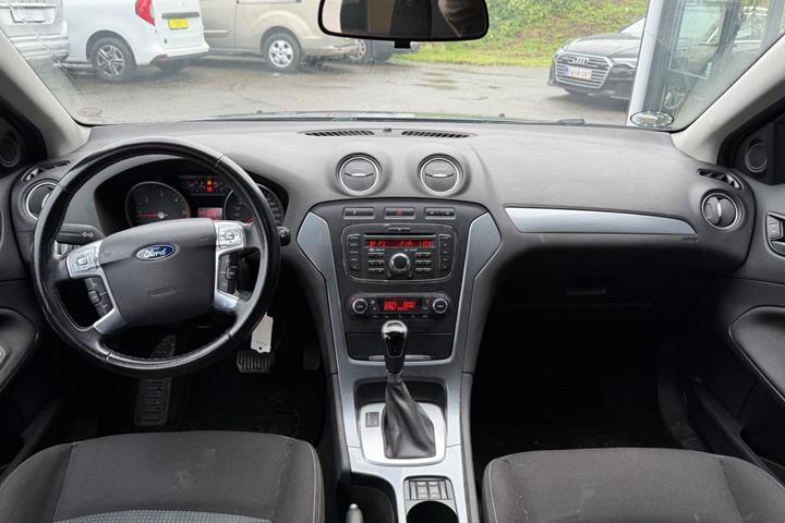 Grå Ford Mondeo fra 2010